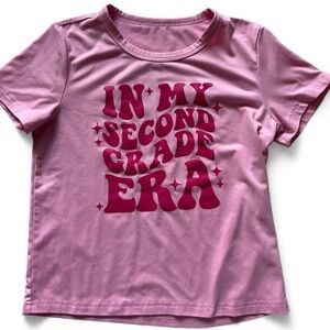 🎀 ✏️📚“In My Second Grade Era” Pink Tee – Size 130 (US 7/8) 🎀📚✏️